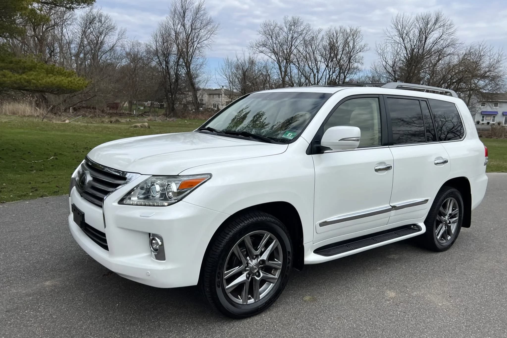 2015 Lexus LX570 — photograph 1